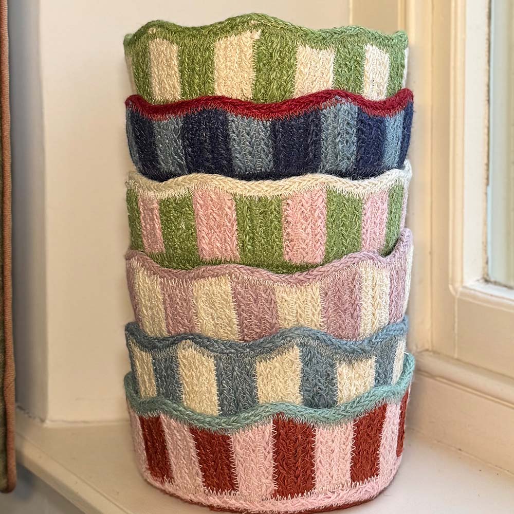 Stripy Scalloped Small Basket - Strawberry